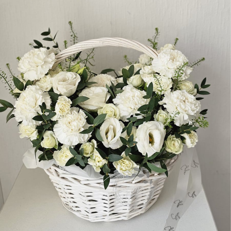 Композиция в корзине «Белый шик»