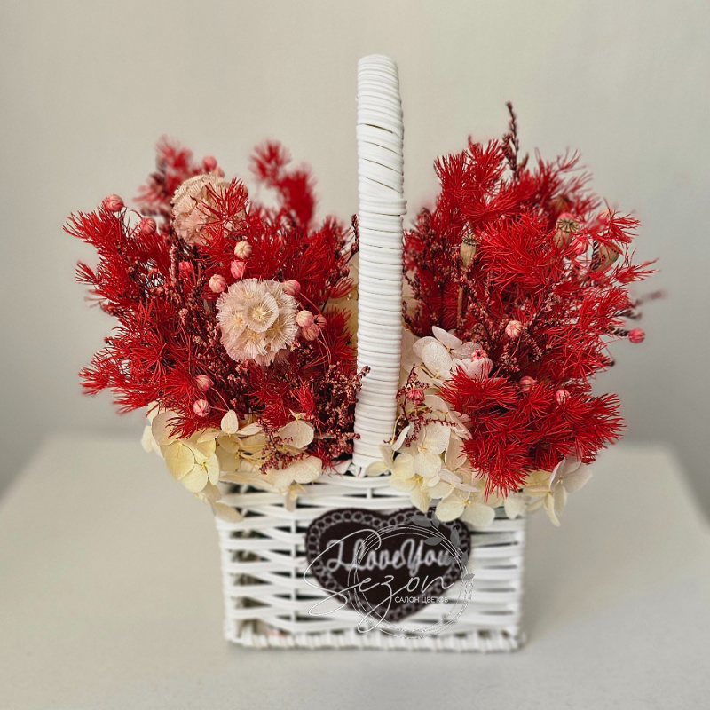 Композиция из стабилизированных цветов &laquo;Сказочное лукошко&raquo; (по предварительному заказу)